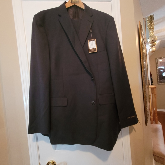 Man's full suite. - Picture 3 of 11